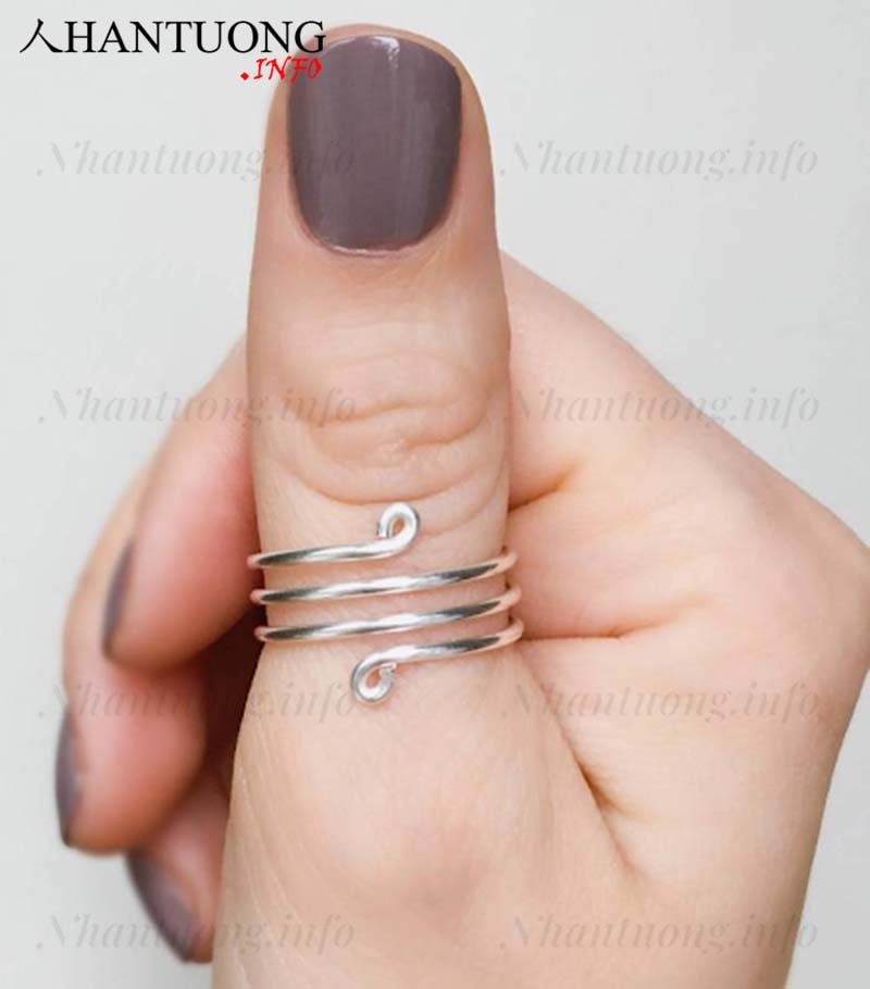Phụ nữ đeo nhẫn ngón trái thể hiện tự tin