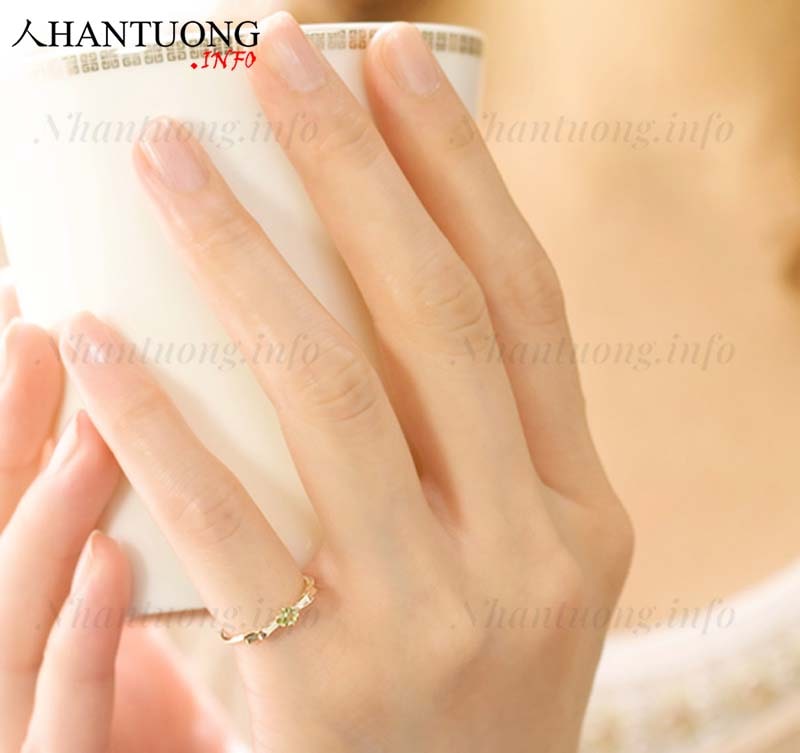Phụ nữ đeo nhẫn ngón út